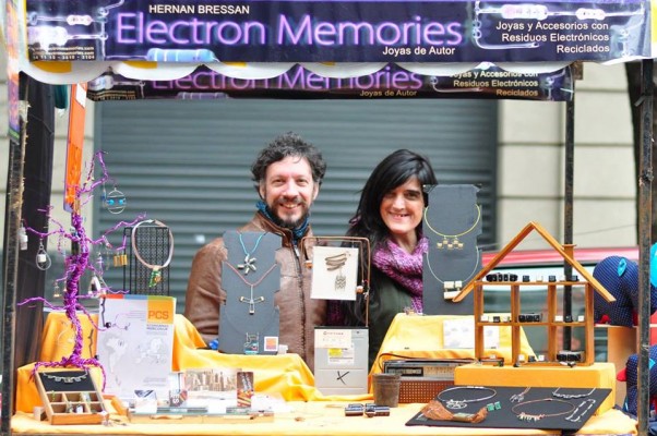 Electron Memories Joyería y accesorios con descartes electrónicos reutilizados.