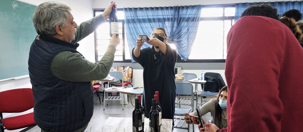 Los vinos de la 40 vuelven recargados a la UNLP con una exitosa cata presencial