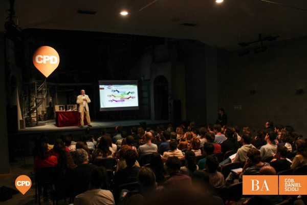 Fernando Vicario Leal exponiendo sobre Emprende Cultura en el CPD