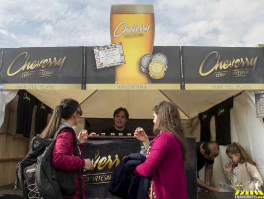 Una de las ganadoras del sorteo de Transeúntes, Tamara, degustando la cerveza marplatense