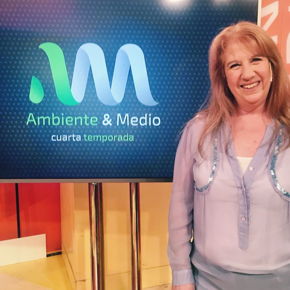 Gabriela como conductora de la cuarta temporada de "Ambiente y medio"