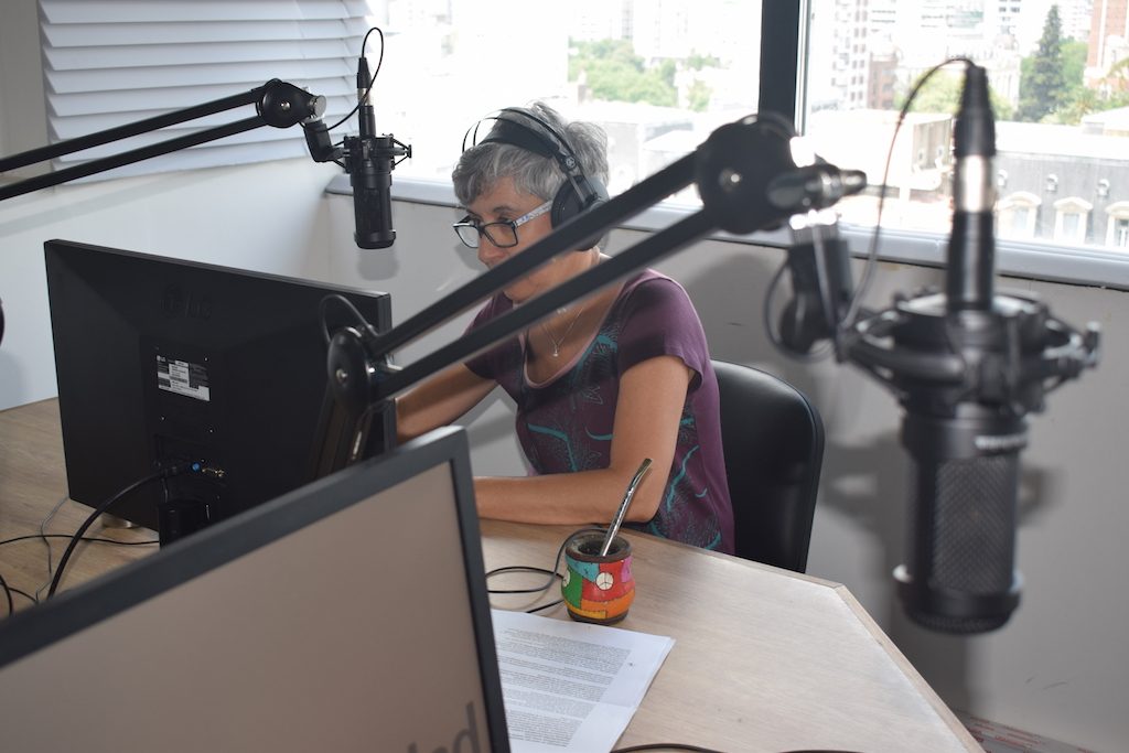 Cristina Pauli en el estudio de radio durante su programa ADN Ciencia